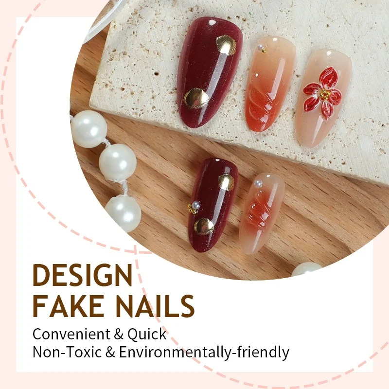 Kunstnagelset mit eleganten floralem Akzenten und Glitzerdetails Karnz