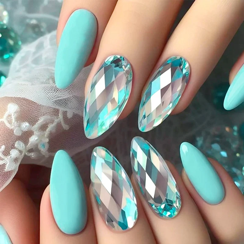 Kunstnagelset mit eleganten Farbverlauf und einzigartigen Designs Karnz