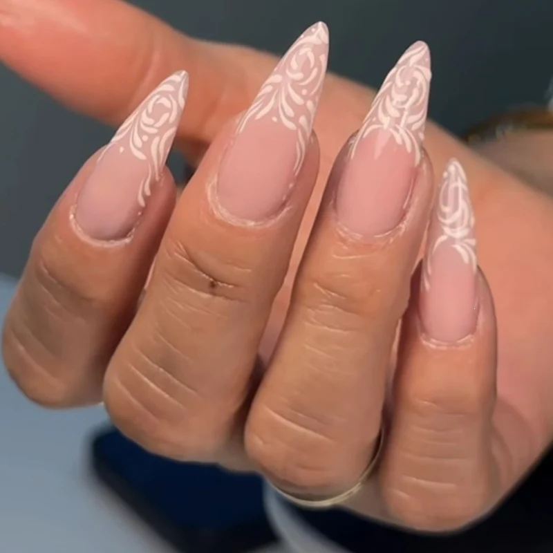 Kunstnagelset mit eleganten Designer-Mustern Karnz