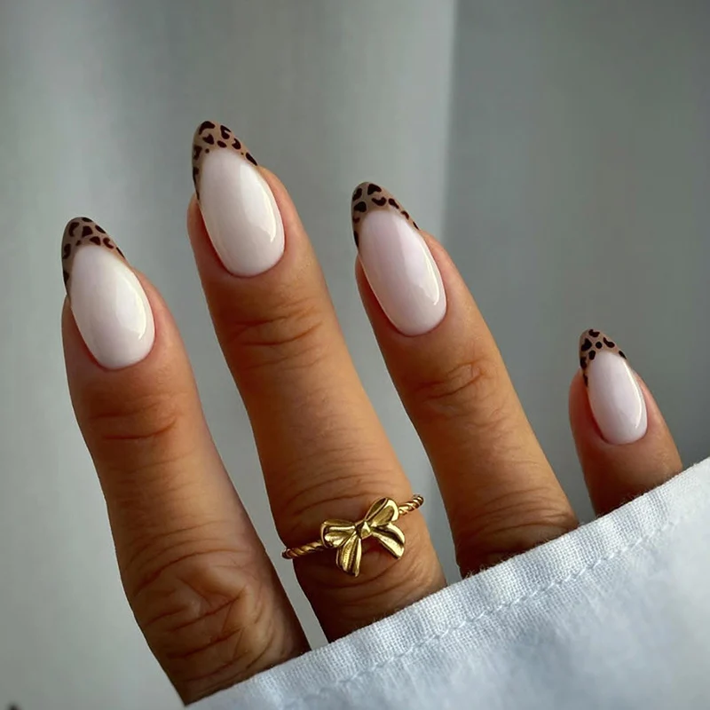 Kunstnagelset mit eleganten Designelementen Karnz