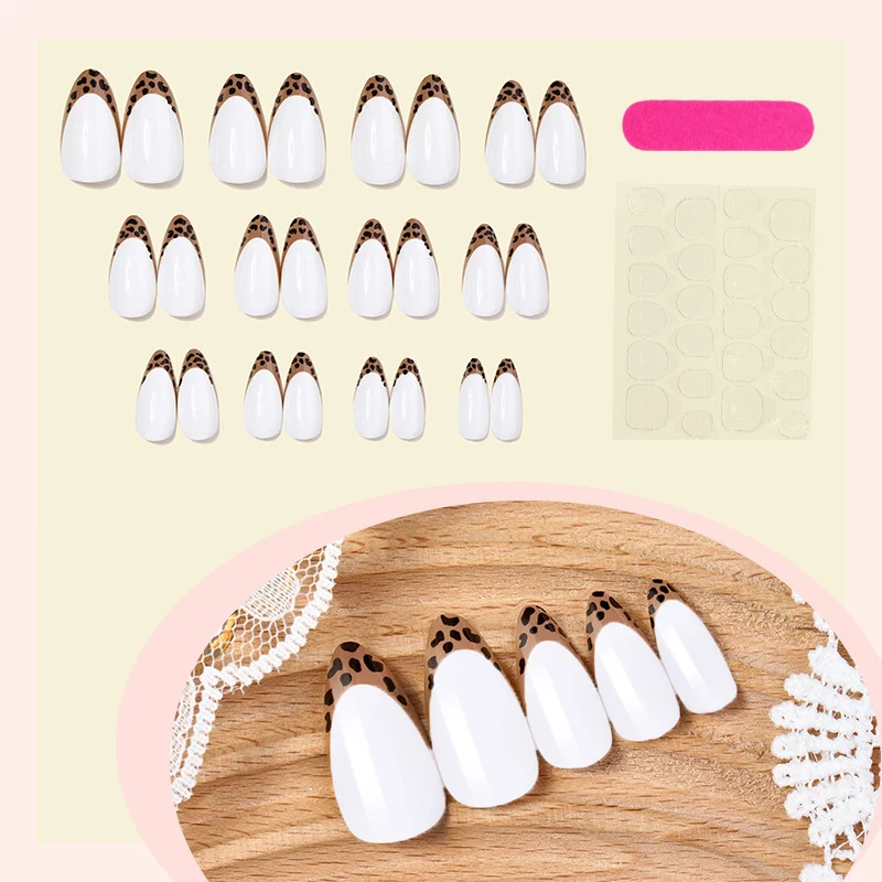Kunstnagelset mit eleganten Designelementen Karnz