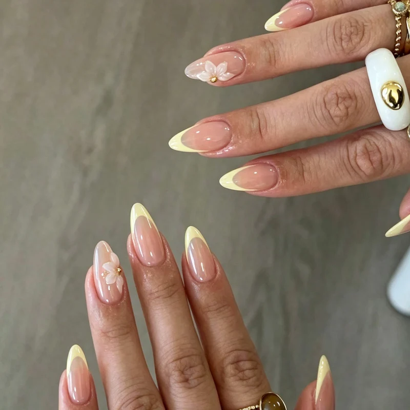 Kunstnagelset mit eleganten Blütenverzierungen und luxuriösem Farbverlauf Karnz