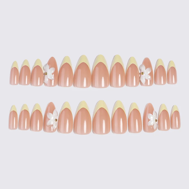 Kunstnagelset mit eleganten Blütenverzierungen und luxuriösem Farbverlauf Karnz