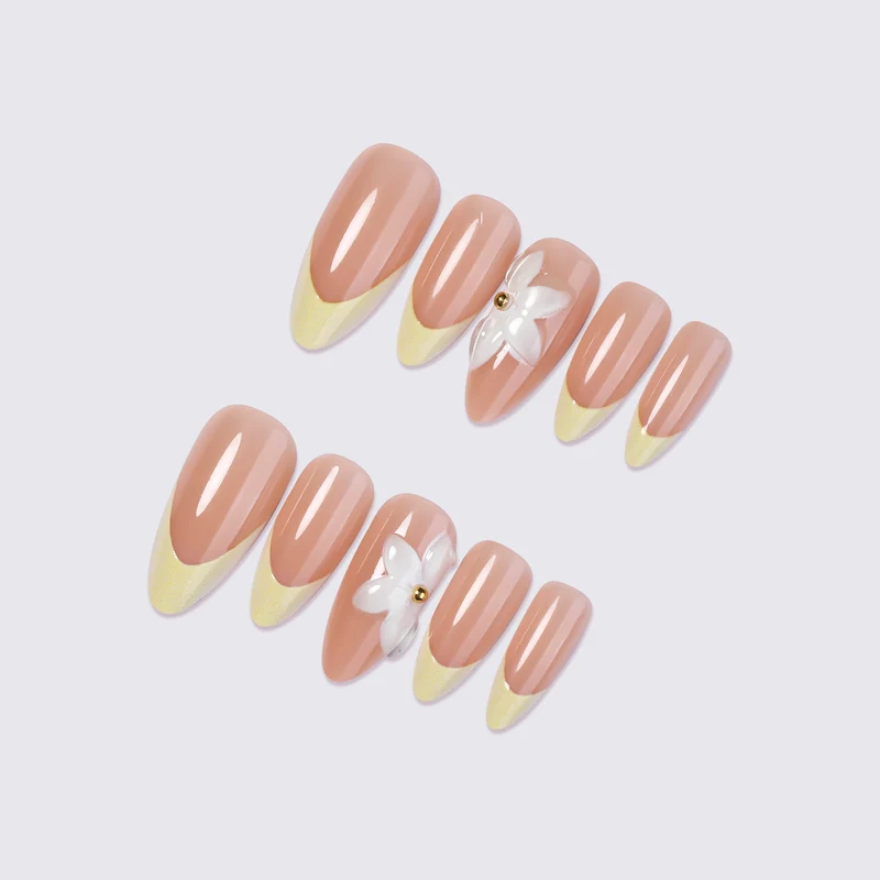 Kunstnagelset mit eleganten Blütenverzierungen und luxuriösem Farbverlauf Karnz