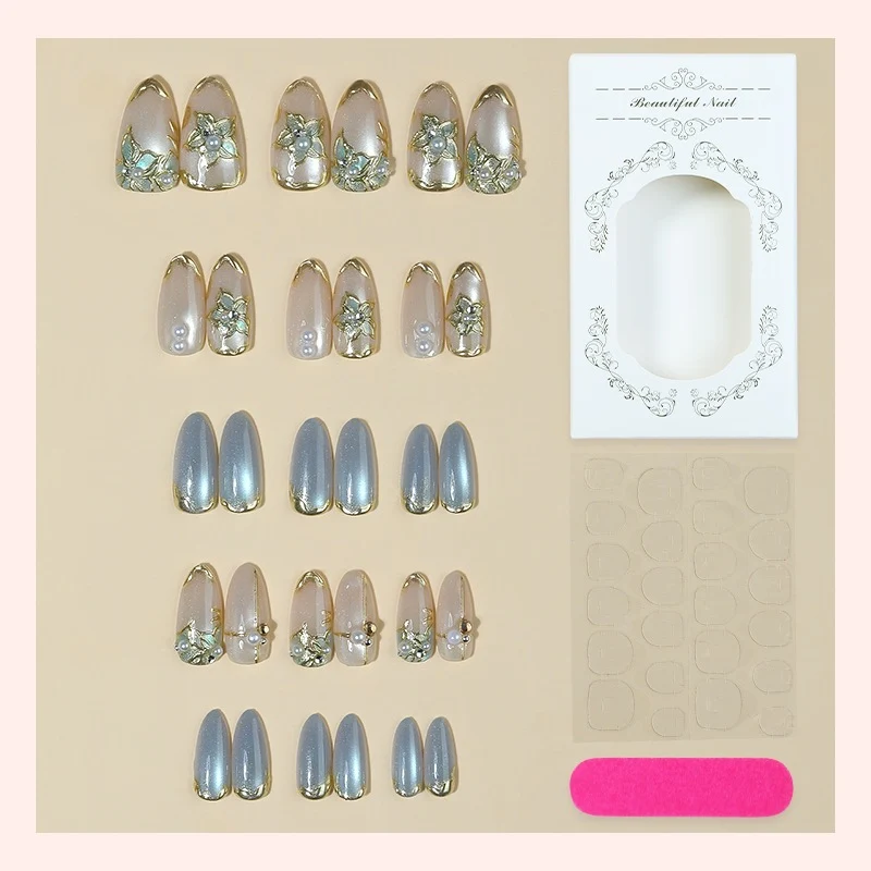 Kunstnagelset mit eleganten Blütenverzierungen und Glanz Karnz