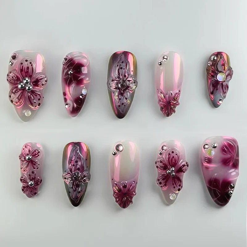 Kunstnagelset mit eleganten Blütenverzierungen Karnz