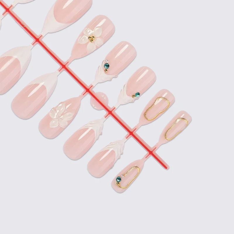 Kunstnagelset mit eleganten Blüten- und Strassverzierungen Karnz