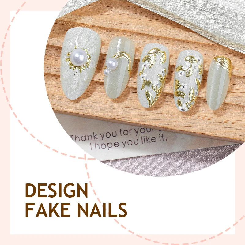 Kunstnagelset mit eleganten Blüten- und Perlenverzierungen Karnz