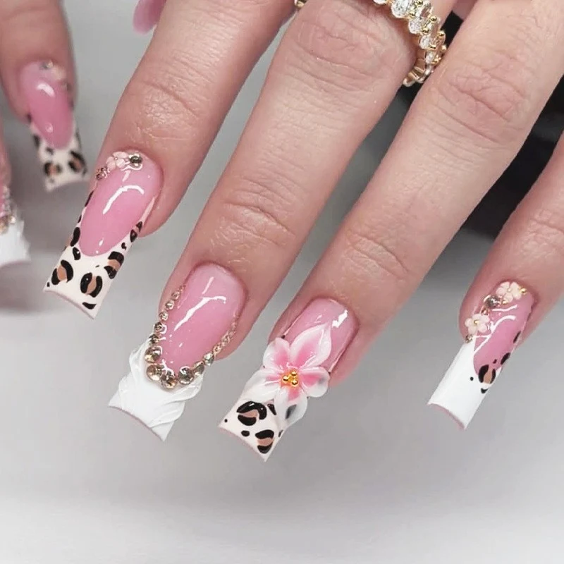 Kunstnagelset mit eleganten Blüten- und Leopardenakzenten Karnz