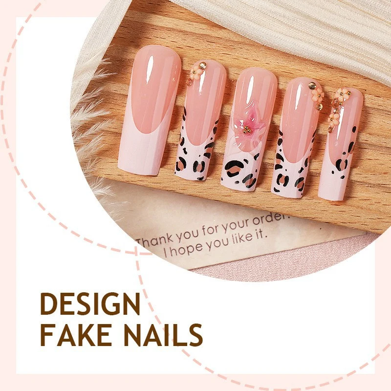 Kunstnagelset mit eleganten Blüten- und Leopardenakzenten Karnz