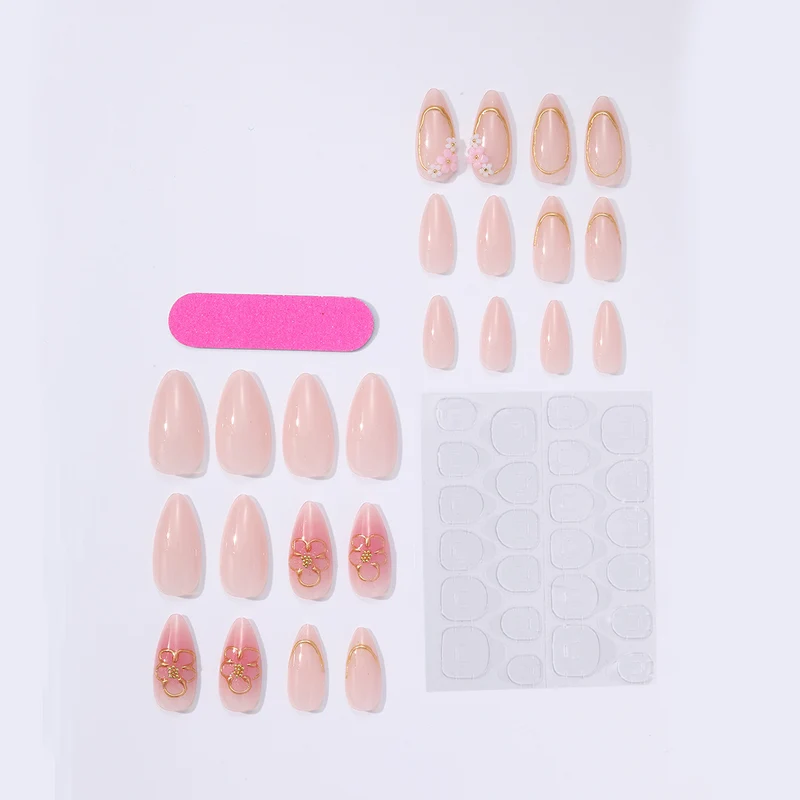 Kunstnagelset mit eleganten Blüten- und Goldverzierungen Karnz
