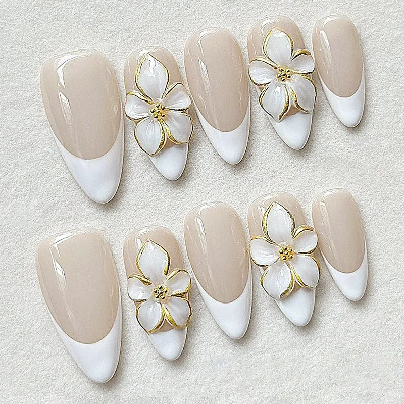 Kunstnagelset mit eleganten Blüten und Glitzerverzierungen Karnz