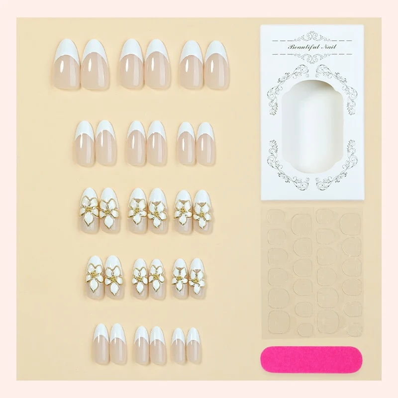 Kunstnagelset mit eleganten Blüten und Glitzerverzierungen Karnz