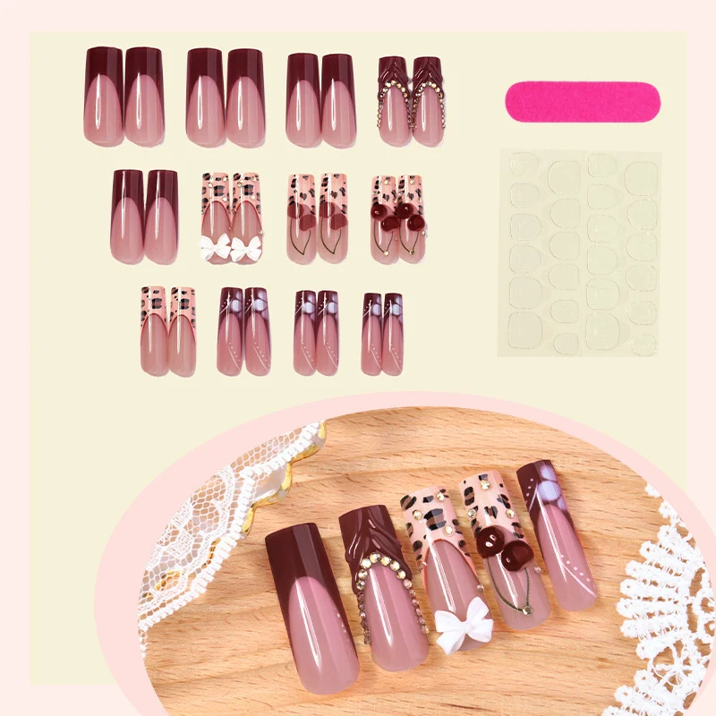 Kunstnagelset mit eleganten Blüten- und Glitzereffekten Karnz