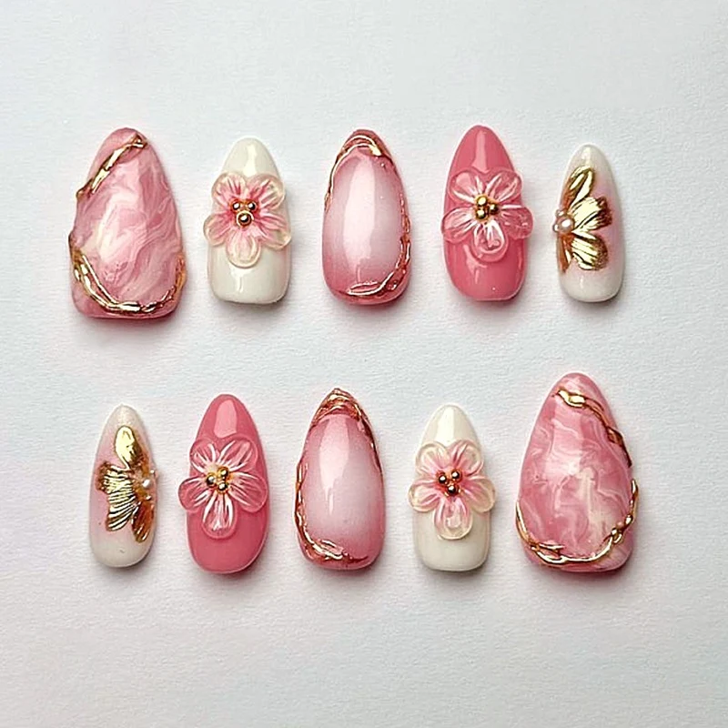 Kunstnagelset mit eleganten Blüten- und Glitzerdetails Karnz