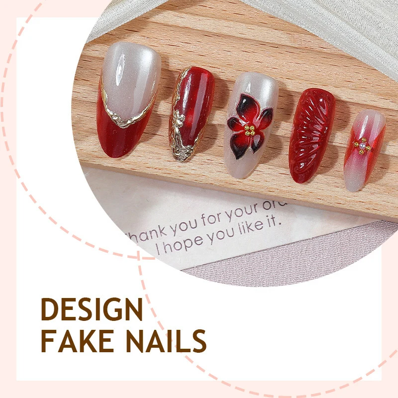 Kunstnagelset mit eleganten Blumendetails und Glitzerakzenten Karnz