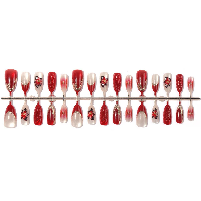 Kunstnagelset mit eleganten Blumendetails und Glitzerakzenten Karnz