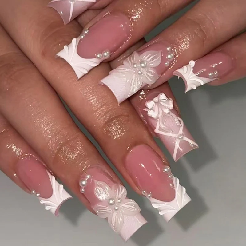 Kunstnagelset mit eleganten Blumen- und Glitzerverzierungen Karnz