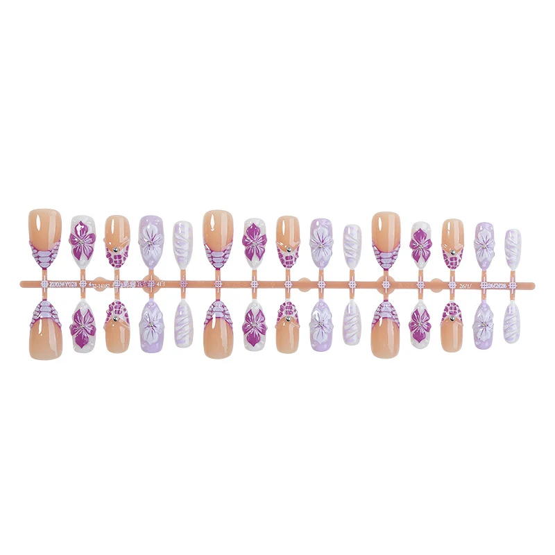 Kunstnagelset mit eleganten Blumen-Designs und Glitzerakzenten Karnz