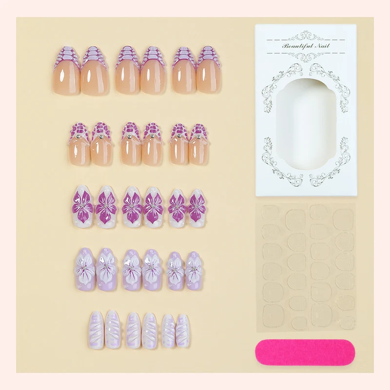 Kunstnagelset mit eleganten Blumen-Designs und Glitzerakzenten Karnz