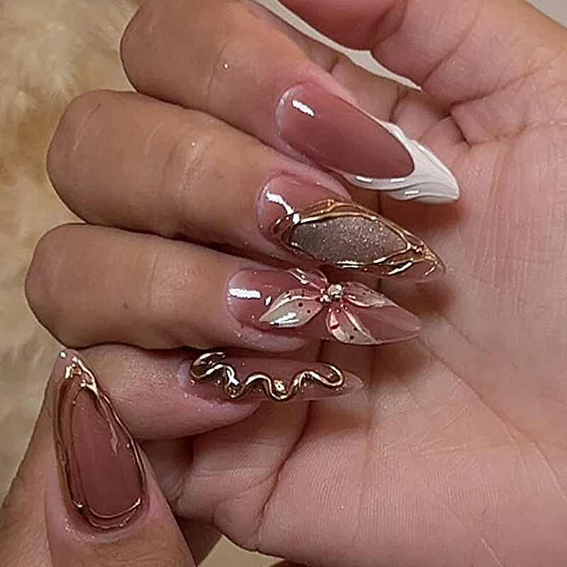 Kunstnagelset mit eleganten blühenden Designs und goldenen Akzenten Karnz