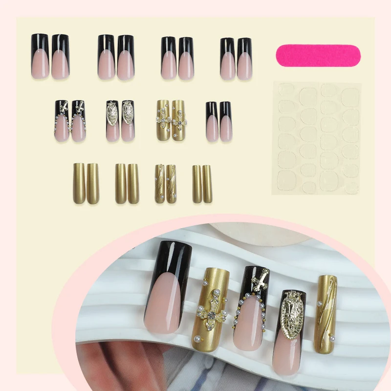 Kunstnagelset mit eleganten Akzenten und stilvollen Verzierungen Karnz