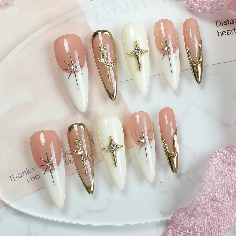 Kunstnagelset mit eleganten 3D-Verzierungen und luxuriösen Akzenten Karnz