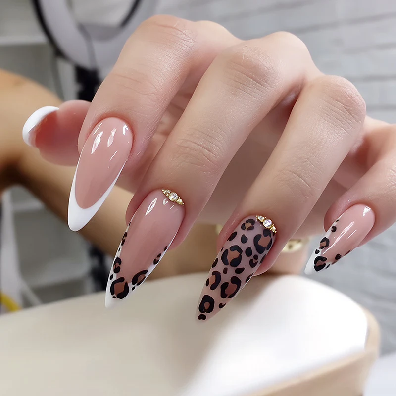 Kunstnagelset mit elegantem Spitzen-Design Karnz