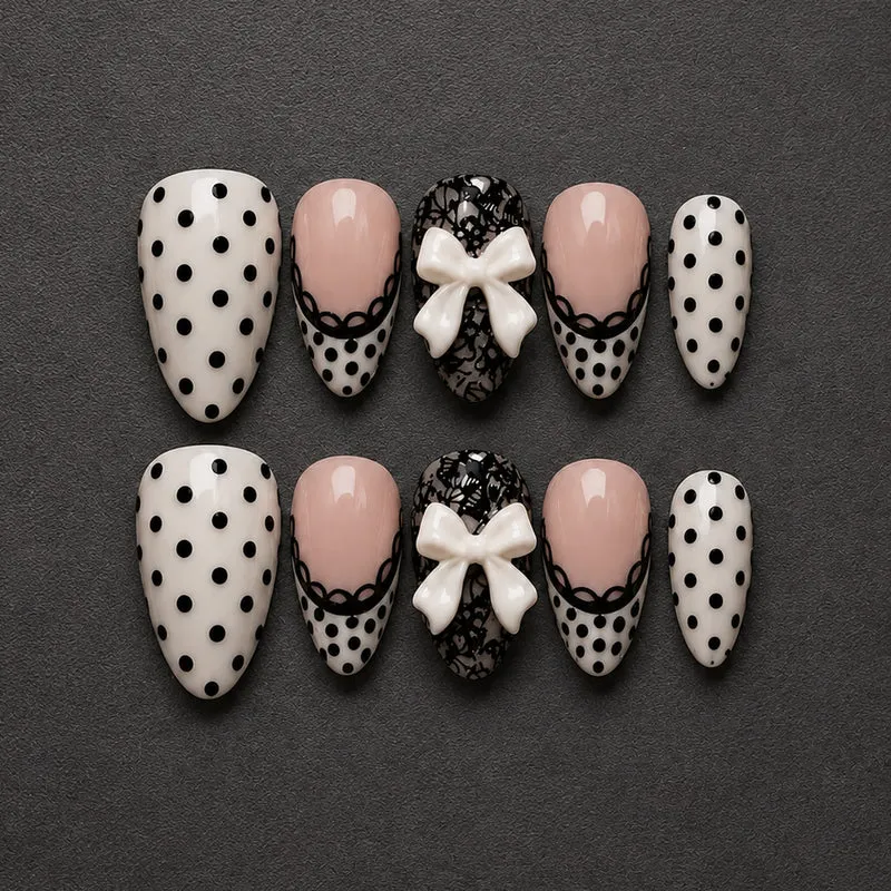 Kunstnagelset mit elegantem Spitzen-Design Karnz