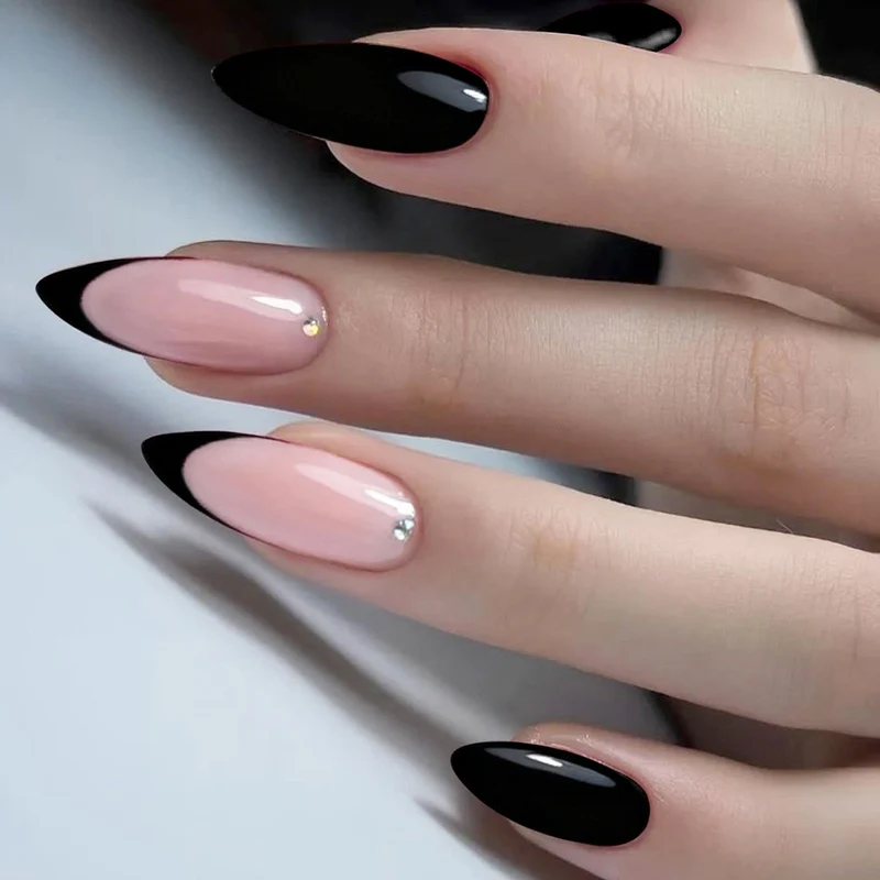 Kunstnagelset mit elegantem Schwarz-Pink Design und strassbesetzten Akzenten Karnz