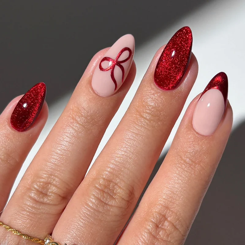 Kunstnagelset mit elegantem Rot und zarten Schleifenakzenten Karnz