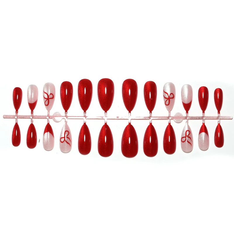 Kunstnagelset mit elegantem Rot und zarten Schleifenakzenten Karnz