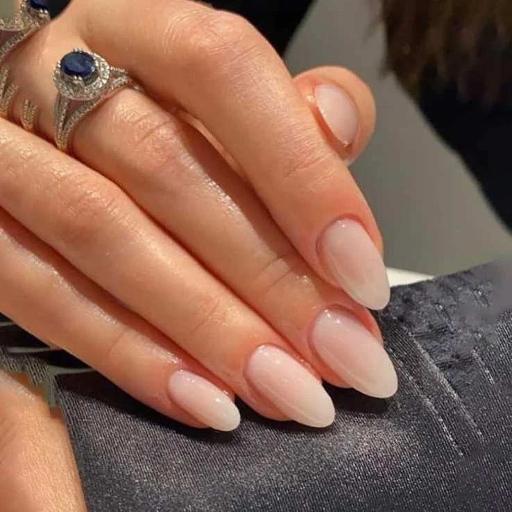Kunstnagelset mit elegantem Ombre-Finish und spitzen Formen Karnz