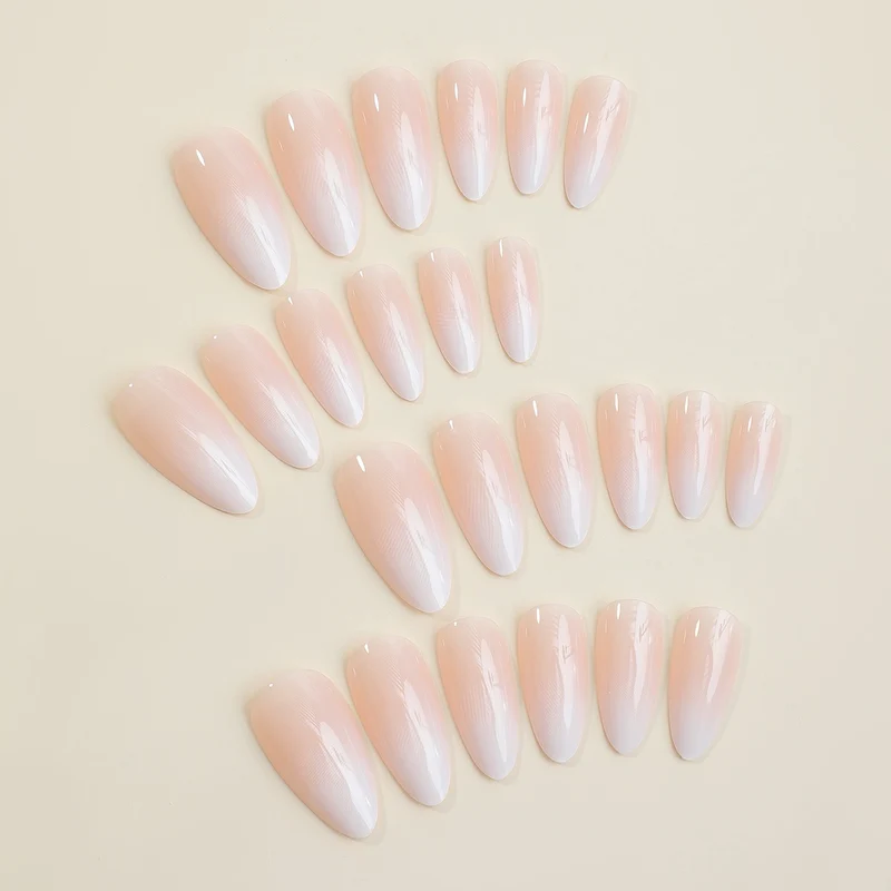 Kunstnagelset mit elegantem Ombre-Effekt Karnz