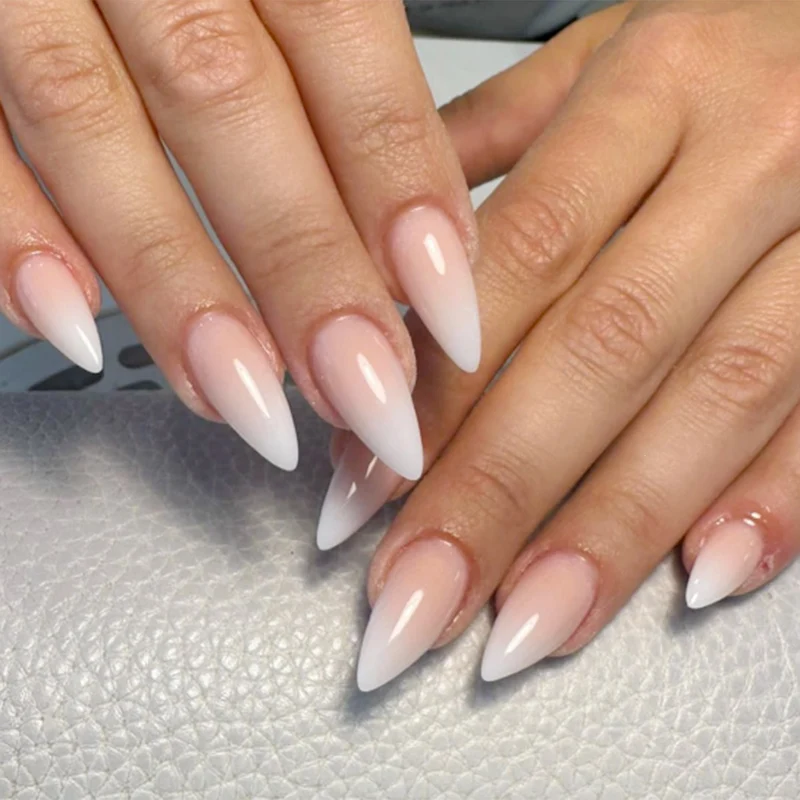Kunstnagelset mit elegantem Ombre-Effekt Karnz