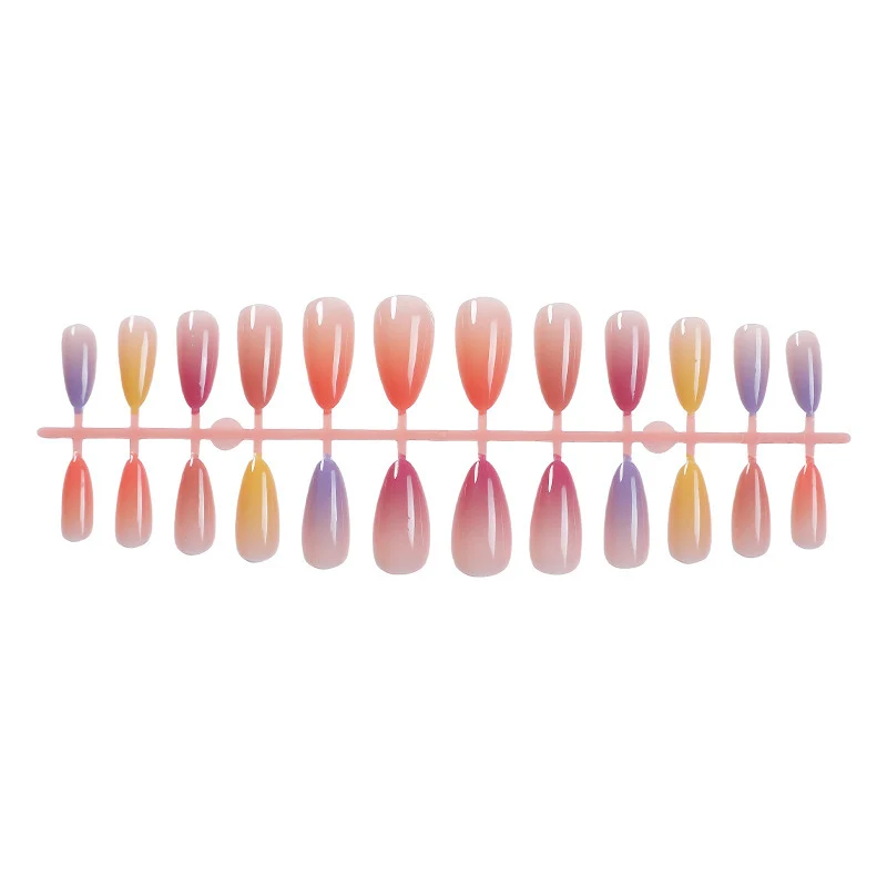 Kunstnagelset mit elegantem Ombre-Design und hochglänzender Oberfläche Karnz