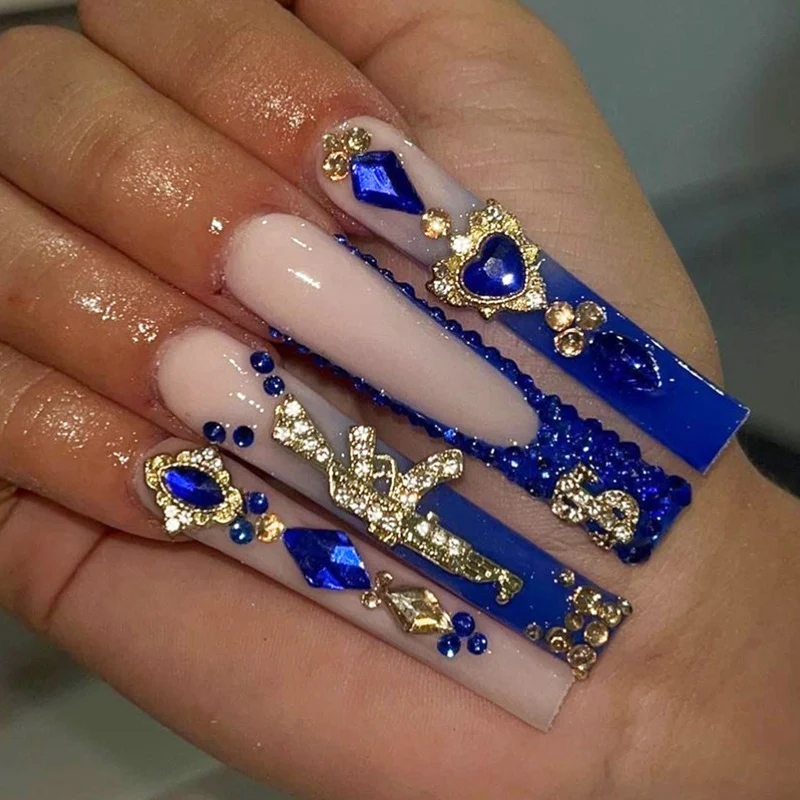 Kunstnagelset mit elegantem Ombre-Design und funkelnden Verzierungen Karnz