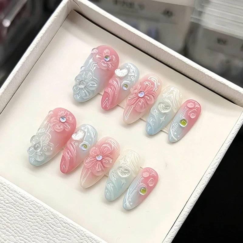 Kunstnagelset mit elegantem Ombre-Design und Blütenverzierungen Karnz