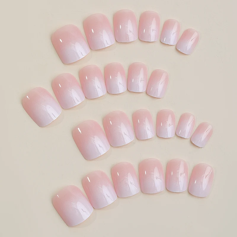 Kunstnagelset mit elegantem natürlichem Finish Karnz