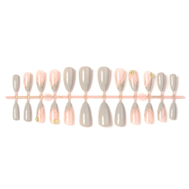 Kunstnagelset mit elegantem Marmor-Design und Goldakzenten Karnz