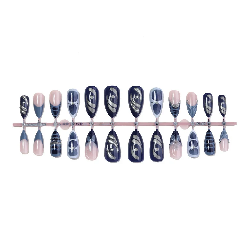 Kunstnagelset mit elegantem maritimem Design und funkelnden Verzierungen Karnz