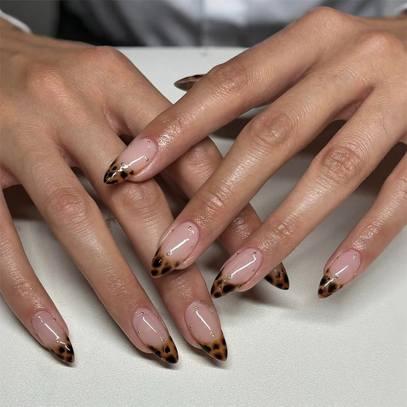 Kunstnagelset mit elegantem Leopardenmuster und goldenen Akzenten Karnz