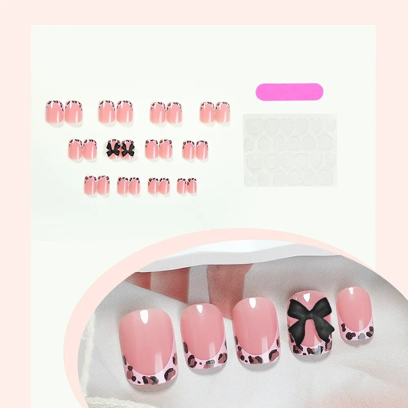 Kunstnagelset mit elegantem Leopardenmuster und glamourösem Finish Karnz