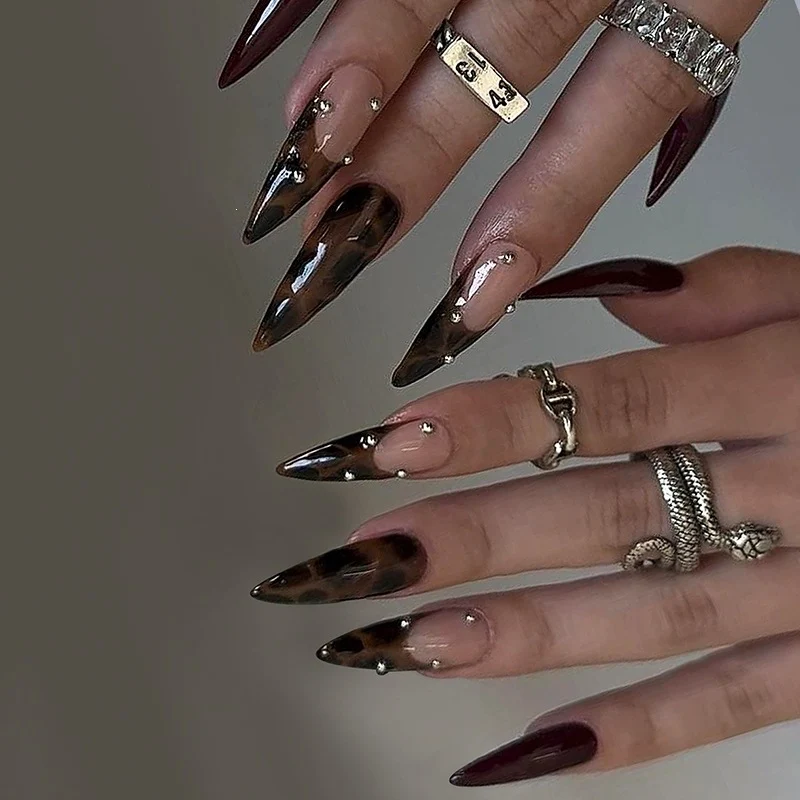 Kunstnagelset mit elegantem Leoparden- und Burgundy-Design Karnz