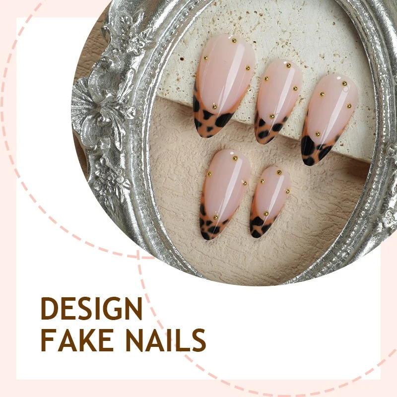 Kunstnagelset mit elegantem Leoparden-Design und Goldakzenten Karnz