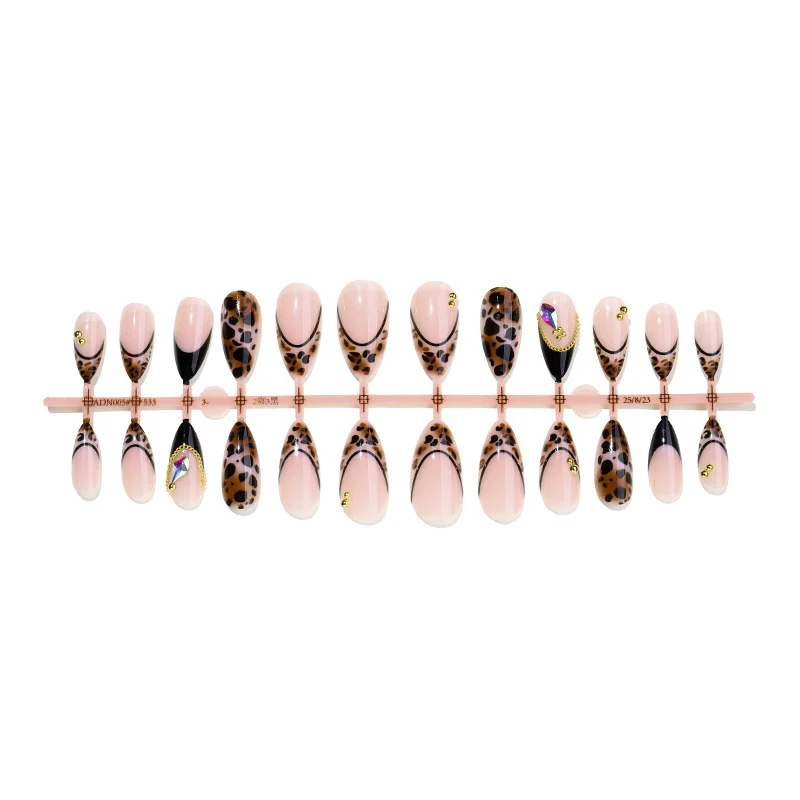 Kunstnagelset mit elegantem Leoparden-Design Karnz