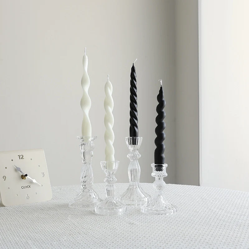Gedrehte konisch dekorative Kerzen Set mit skulptierten Glas Haltern