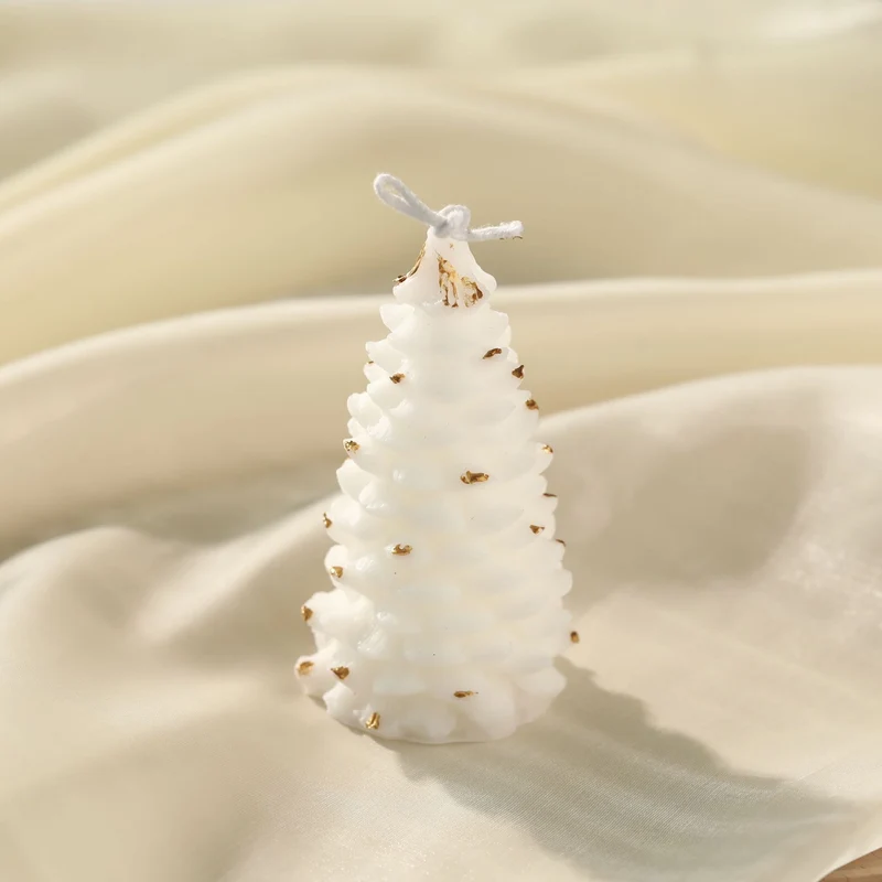 Handgegossene skulpturale Kieferbaum-Dekor-Sojakerze mit goldenen Blattelementen und Baumwolldocht