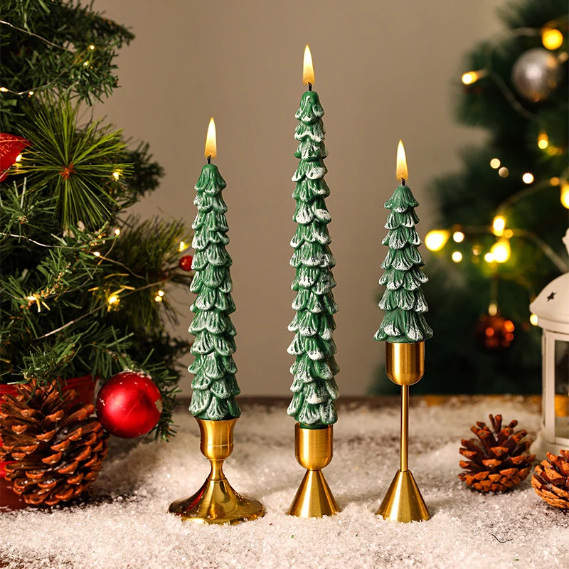 Festliches Sculpted Pine Taper Kerzen-Trio mit Messinghaltern