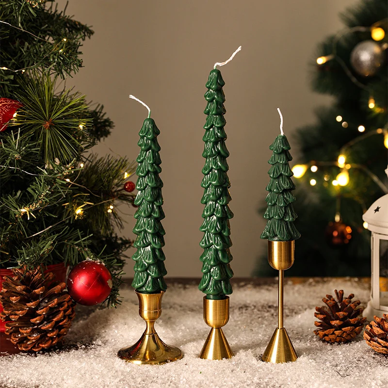 Festliches Sculpted Pine Taper Kerzen-Trio mit Messinghaltern